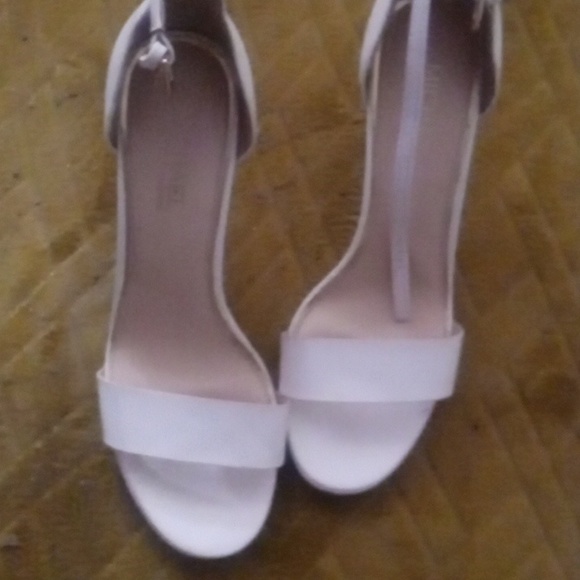 Clothes and shoes - Picture 2 of 8